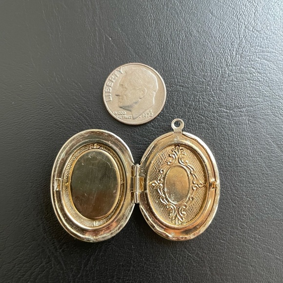 Praying hands locket - Picture 4 of 4